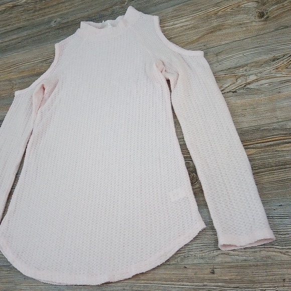 Cozy Knit Long Sleeve Cold Shoulder Cut Out Lightweight Sweater Top - Picture 4 of 10